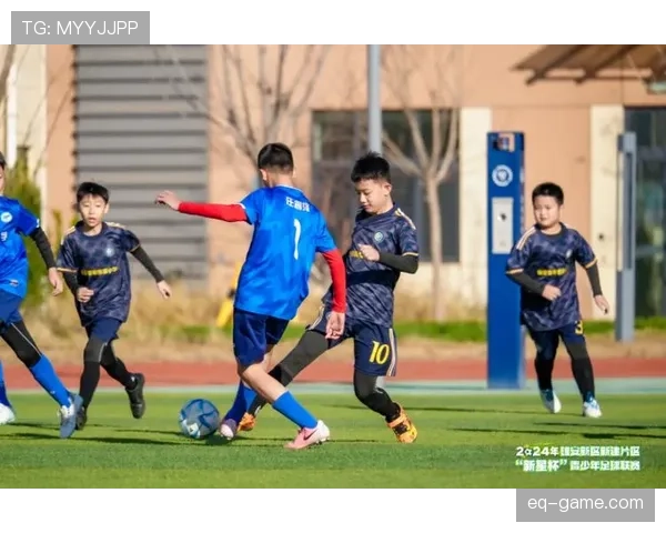 足球新星闪耀赛场：年轻才俊表现抢眼，全球瞩目未来之星